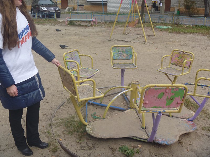 Проверка детских площадок в Электрогорске