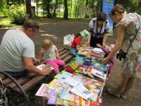 «Аллея читающих людей» в центральном городском парке