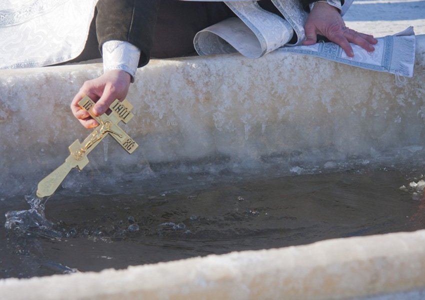 Где в храме святая вода. Крещение Господне Святая вода. Иордань освящение воды проруби. Великое освящение воды на иордани. Освящение иордани на крещение.